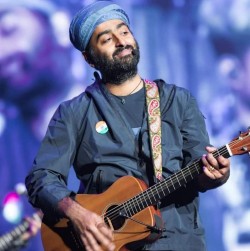Arijit_Singh_performance_at_Chandigarh_2025.jpg