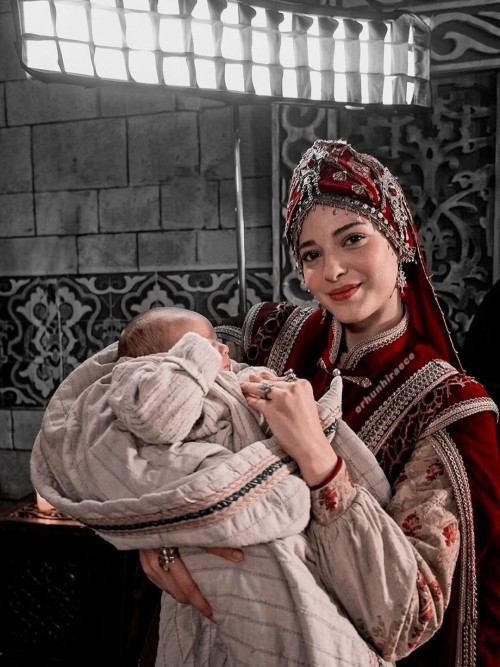 bebegim-ve-bebegi.-aglarim-ama..mahassine_merabet-mahassinemerabet.jpg