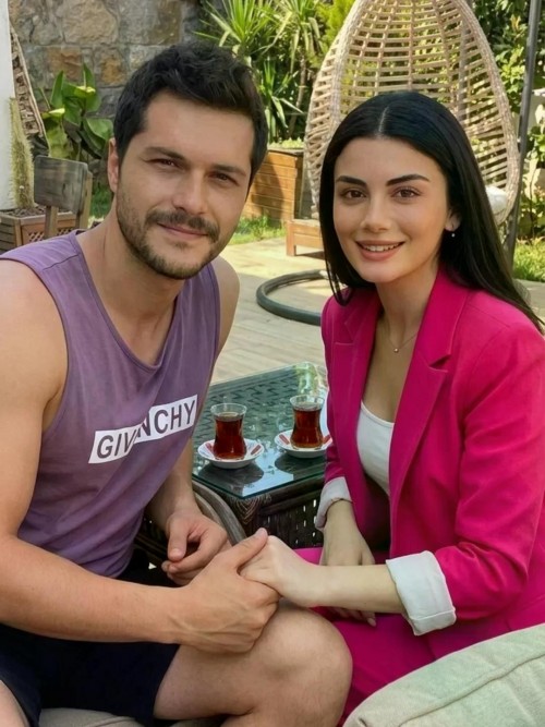 Ciftin-uyumu-saka-mi-Allahim-eriyorum-bu-ne-guzellik-ozgeyagizz-alperenduymaz-doganin.jpg
