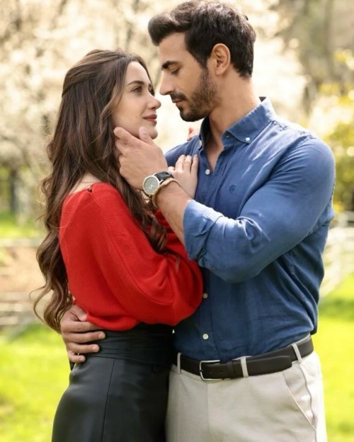 New-pics-of-ilsudemircii-and-emingunenc-on-the-set-of-Arafta-Season-2-posted-by-araftadizi.jpg