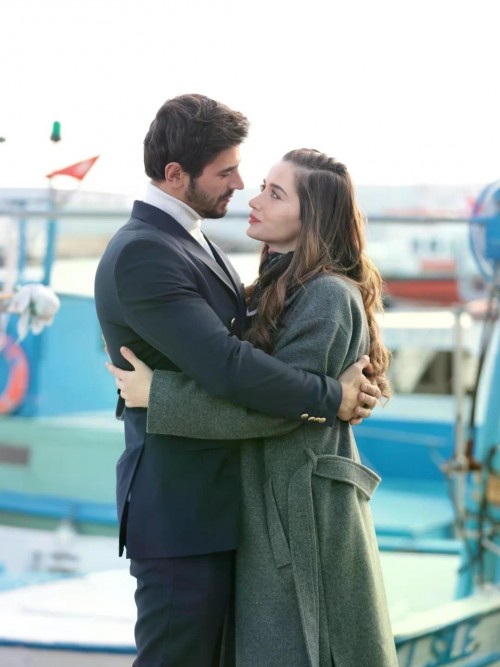 Coktan-balayi-modundalarmis-gibi-gorunuyorlarArafta-Mertes-Drama-Series-Trendingwhat-happ.jpg
