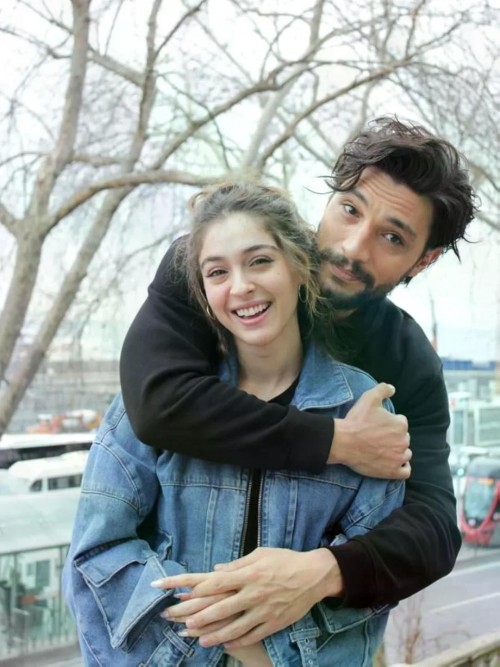 ilhan-Sen-y-Cemre-Baysel-se-reunen-esta-vez-para-la-serie-Go-Turkiye-en-el-Mar-Negro.-La-mini-1.jpg