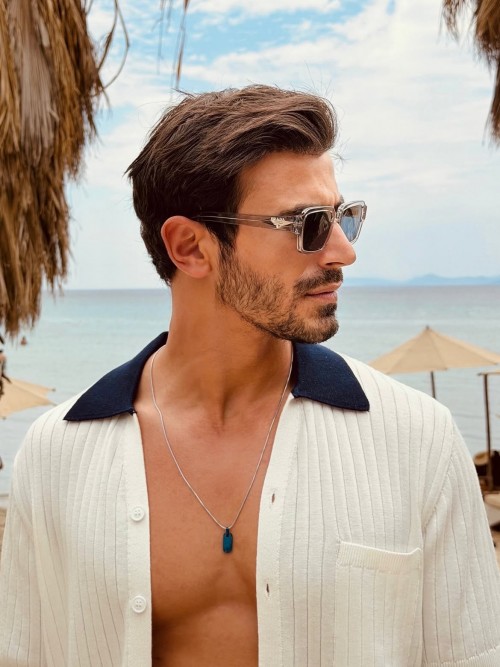 Nothing-extra.-Just-the-right-pair.--sunglasshut-ownyourmoment-isbirligi.jpg
